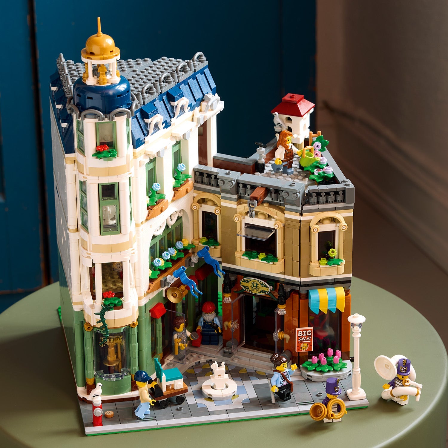 LEGO® Icons Shopping Street